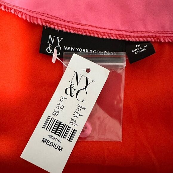 New! New York & Company Red Top With Pink Trim Sz M - Picture 5 of 7